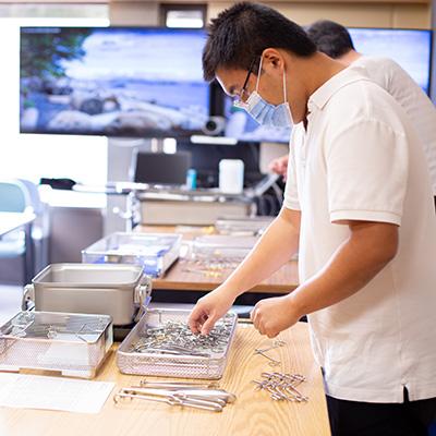 Student working with medical equipment in a lab. 